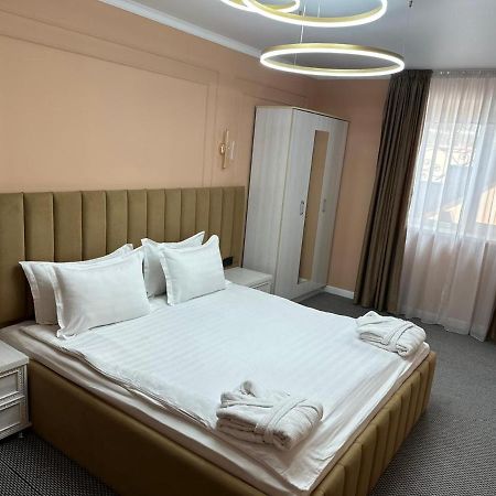 Voyazh Hotel Taraz Bagian luar foto