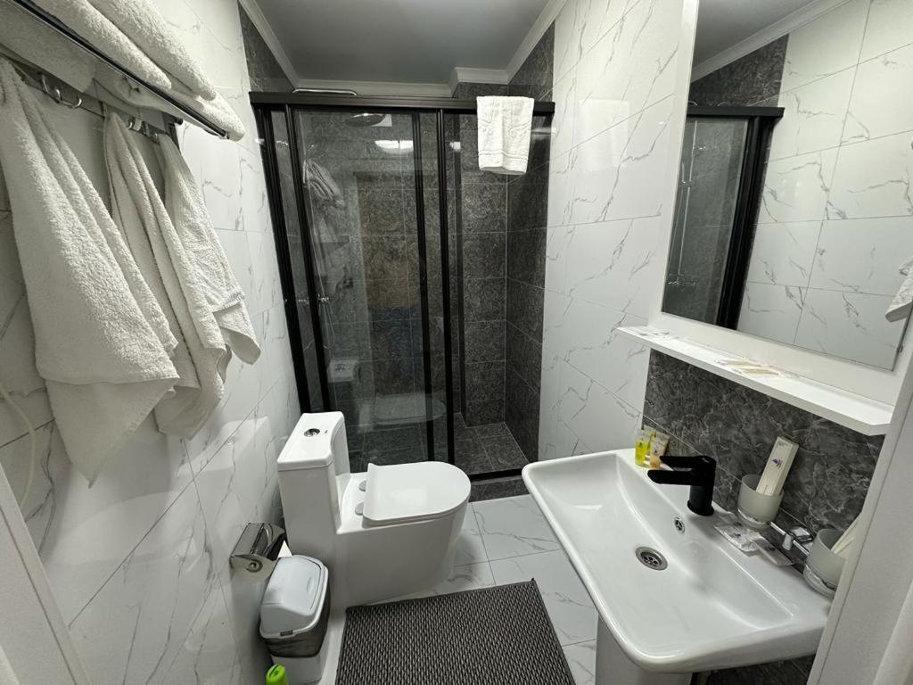 Voyazh Hotel Taraz Bagian luar foto