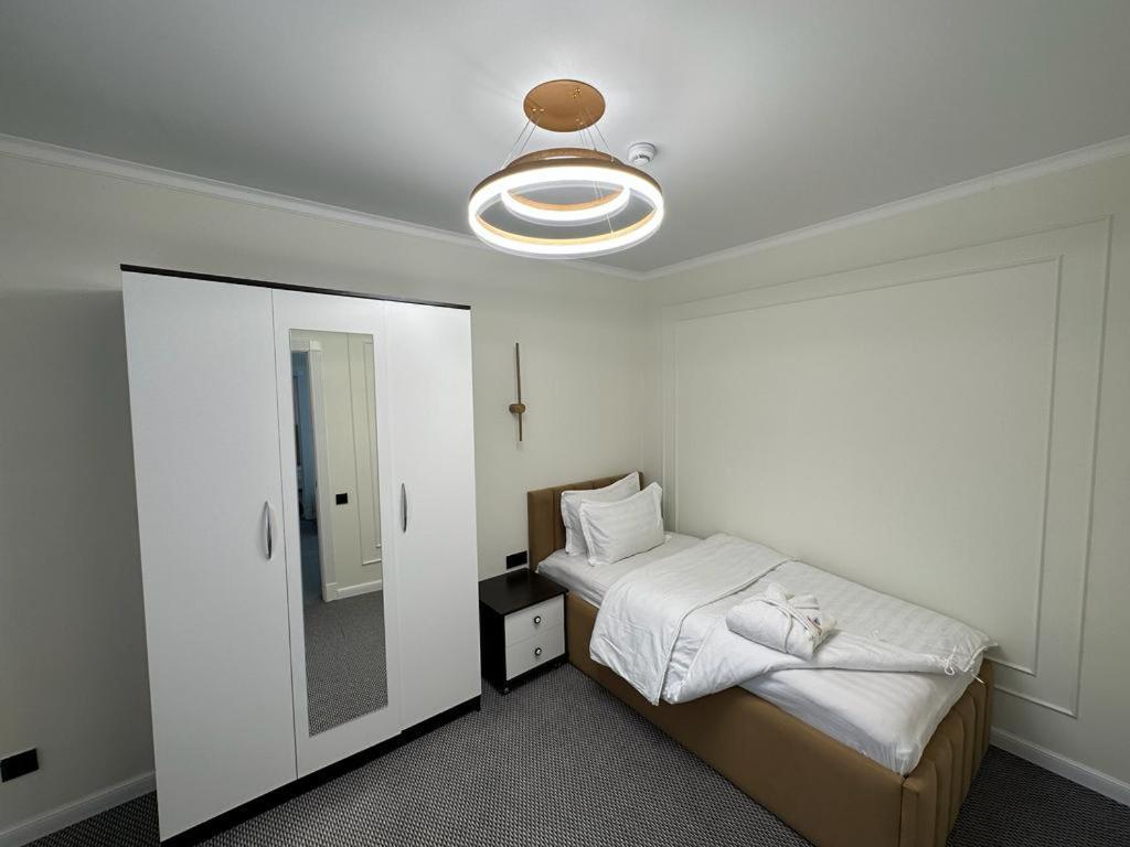 Voyazh Hotel Taraz Bagian luar foto