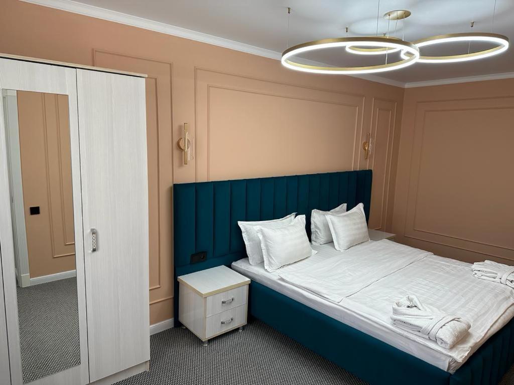 Voyazh Hotel Taraz Bagian luar foto