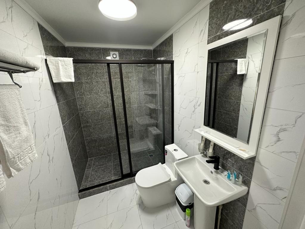 Voyazh Hotel Taraz Bagian luar foto