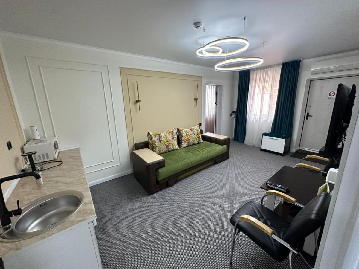 Voyazh Hotel Taraz Bagian luar foto
